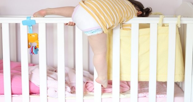 Beşikten düşen 6 aylık bebek öldü