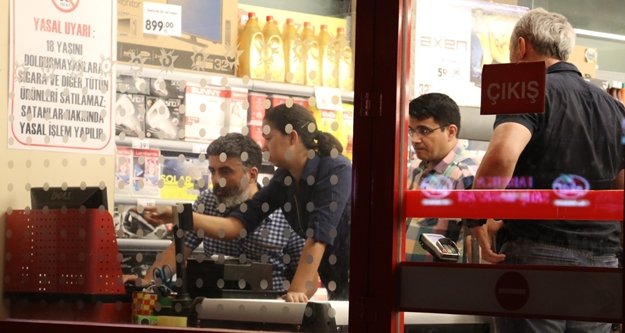 Bıçaklarla marketi soydular