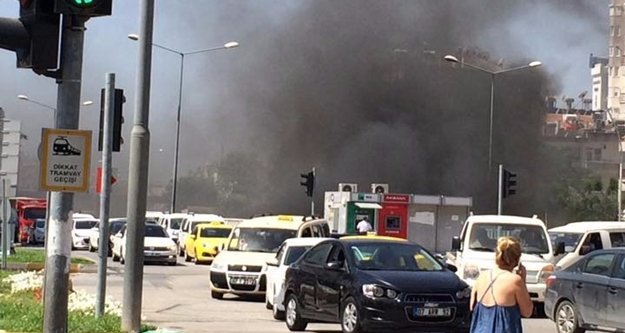 Duvara çarpan araç alevler içinde kaldı