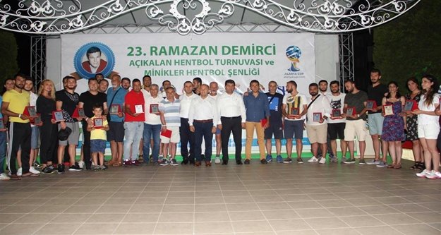 Emeği geçenlere teşekkür plaketi