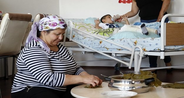 Engelli oğlu için yaprak sarıyor
