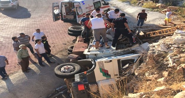 Freni boşalan kamyon devrildi: 1’i ağır 2 yaralı