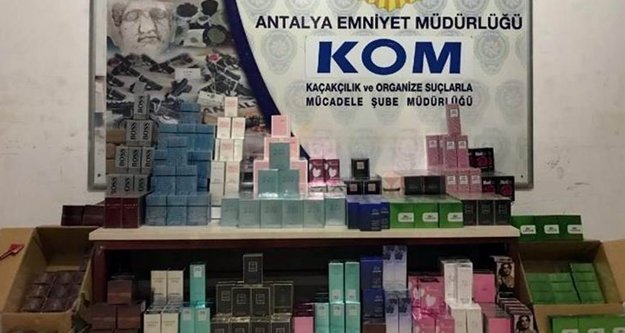 Kaçak parfüm ve kaçak sigaraya polis darbesi
