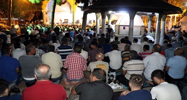 Kadir Gecesi'nde camiler doldu taştı