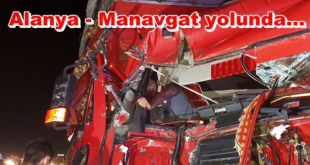 Kamyon TIR'a çarptı: Kamyona sıkışan genç zor kurtarıldı