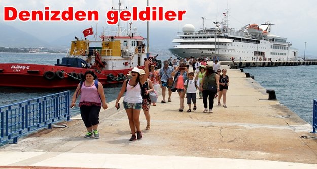 Lübnanlı turistlere Alanya'da mehterli karşılama
