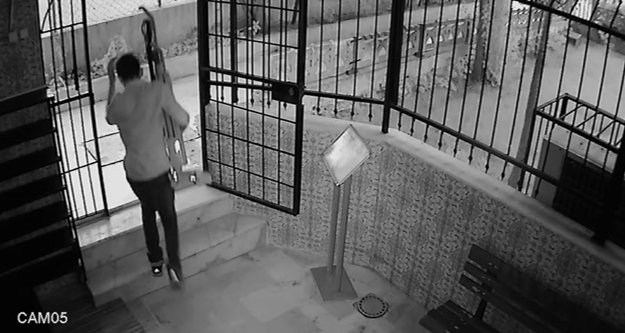 Mescitten elektrikli süpürgeyi çaldılar