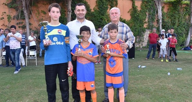 Miniklere kupalarını Başkan Yücel verdi