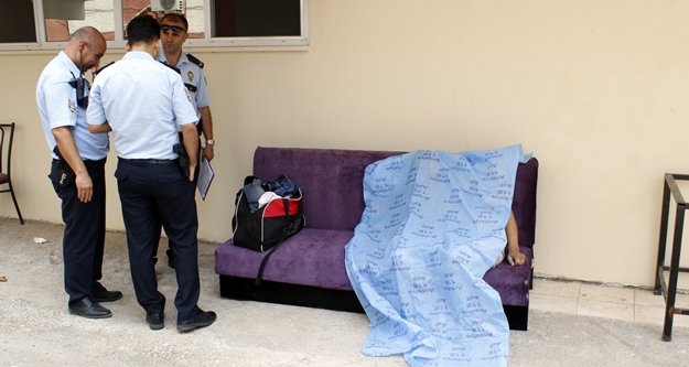 Ölüm çekyat üstünde otururken yakaladı