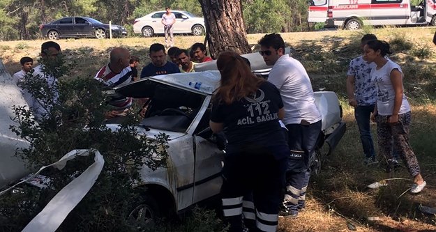 Otomobilde sıkışan sürücüyü kurtarmak için vatandaş seferber oldu