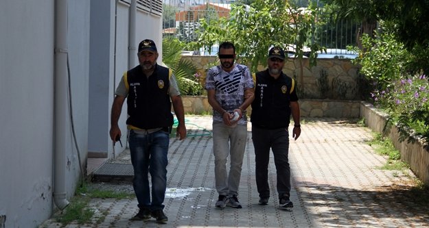 Polise rüşvet vermek isteyince gözaltına alındılar