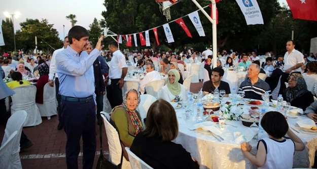 Türel'den anlamlı iftar daveti