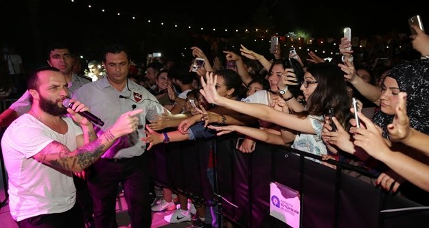 Ünlü popçudan muhteşem konser