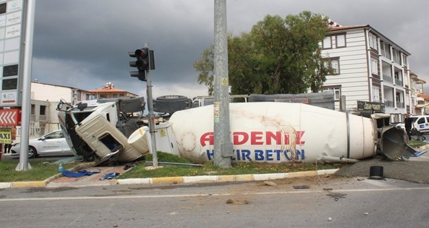 Virajı alamayan beton mikseri devrildi: 1 yaralı