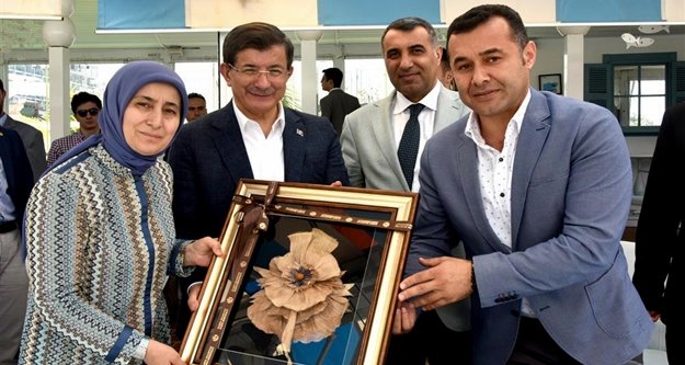 Yücel'den Davutoğlu çiftine hediye