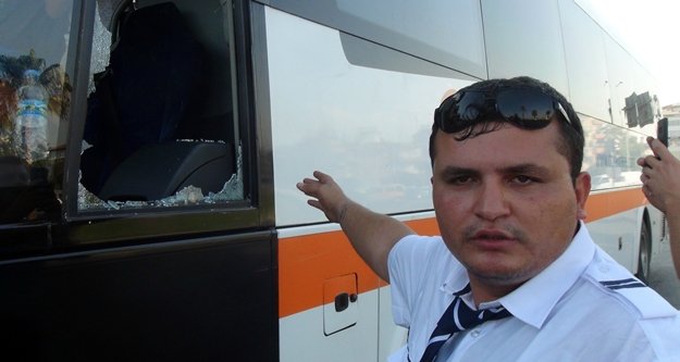 Alanya'ya gelen tur otobüsünü taşladı