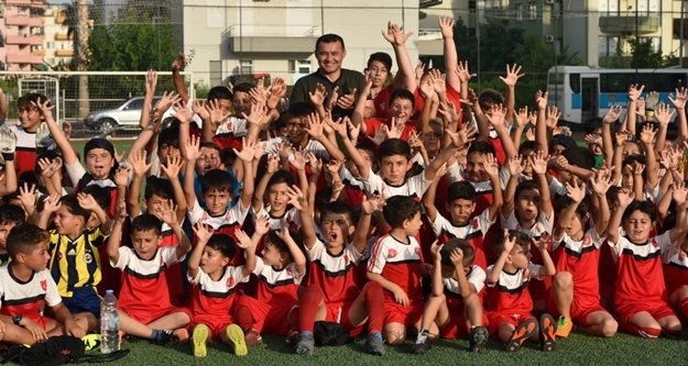 Başkan Yücel minik sporculara moral verdi