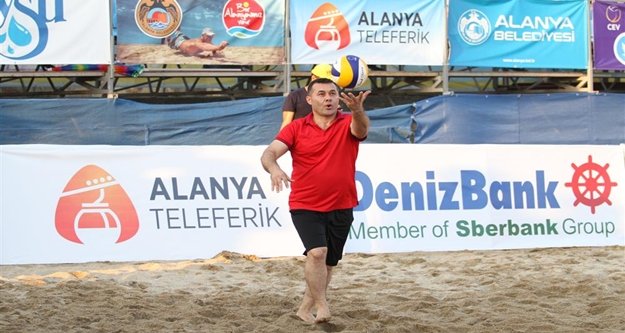 Başkan Yücel plaj voleybolunda hünerlerini sergiledi