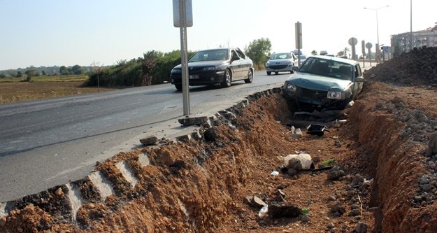 Dikkatsiz sürücü çukura uçtu