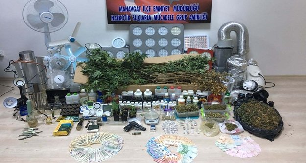 Evine kurduğu düzenekle uyuşturucu üretiyormuş