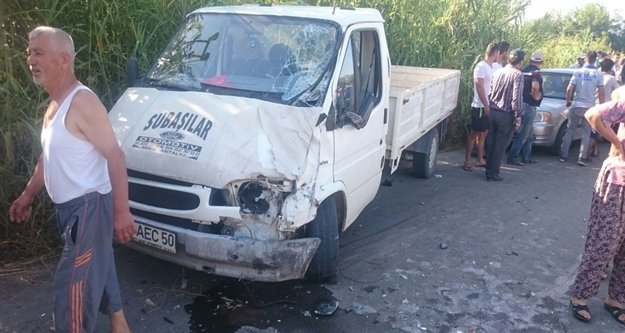 Kamyonet ile motosiklet çarpıştı: 2 ölü