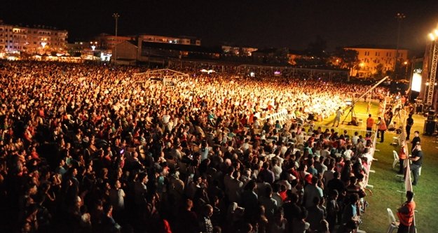 Komşuda festivaller devam ediyor