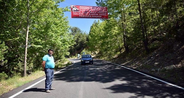 Muhtar'dan Yücel'e afişli teşekkür