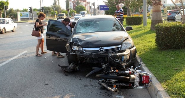 Otomobil motosiklete çarptı: 1 yaralı