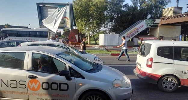 Otomobil refüje çarptı: 1 ölü, 2 yaralı