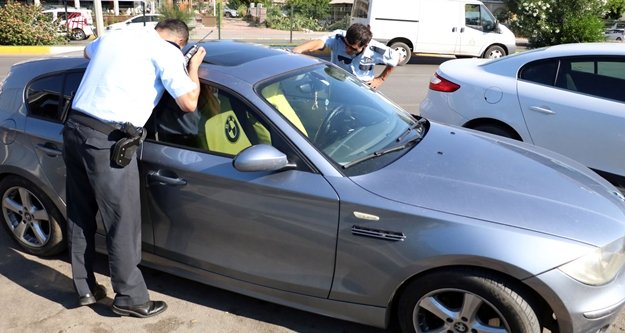 Otomobilde kilitli kaldı, polis araç sahibini megafonla aradı