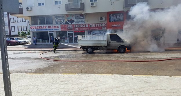 Park halindeki kamyonet alev alev yandı