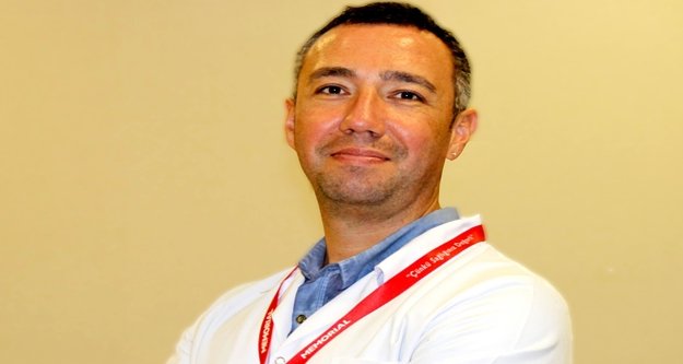 Renkli gözlü ve beyaz tenli çocuklar güneşe dikkat