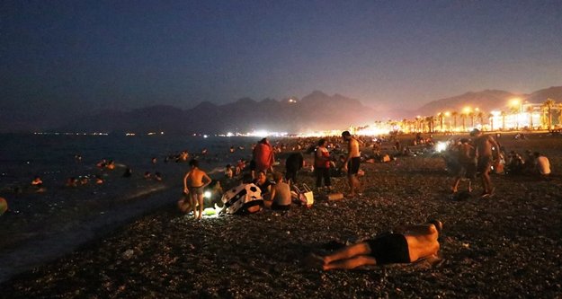 Sahiller gündüz boş akşam yer yok