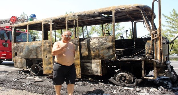 Seyir halindeki minibüs alev alev yandı