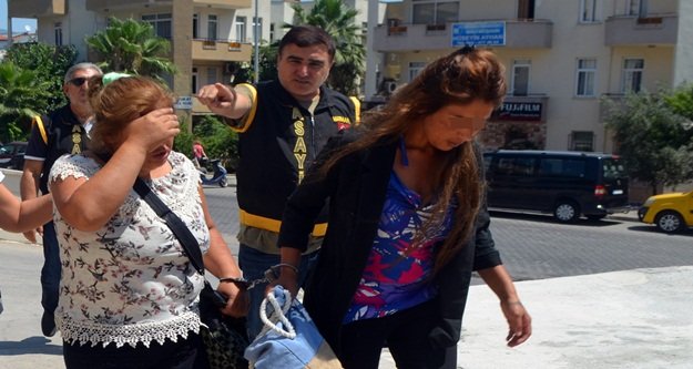 Soyguncu kadınlar plajda güneşlenirken yakalandı