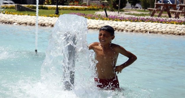 Suriyeli Abdurrahman’ın süs havuzu keyfi