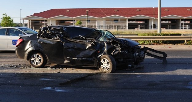 Tırın altına girdi, burnu bile kanamadan kurtuldu