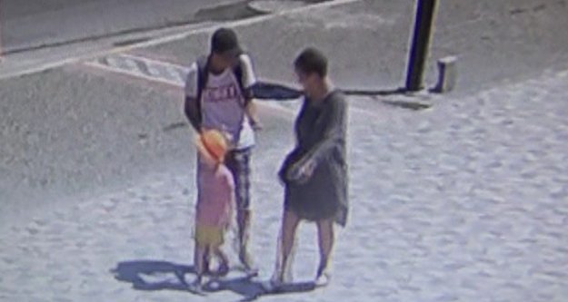 Turistler tezgahtarın telefonunu çaldı