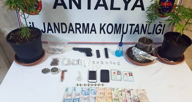 Uyuşturucu baskını: Neler çıkmadı ki?