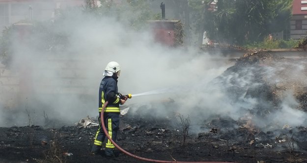 Villa tipi evlerin bulunduğu tatil bölgesinde sazlık yangını