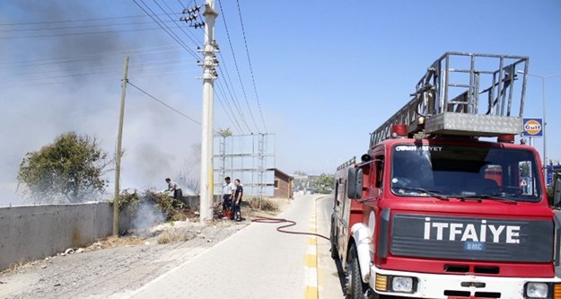 Yol kenarındaki yangın korkuttu