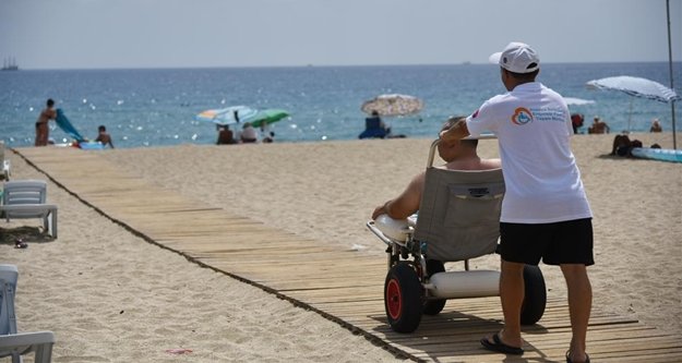 Alanya'da engelli bireylerin deniz keyfi