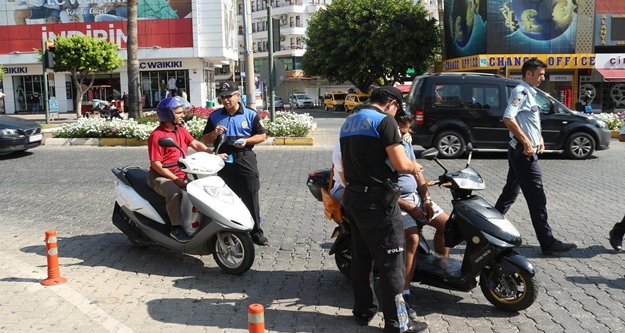 Alanya'da motosikletlere hem denetim hem uyarı