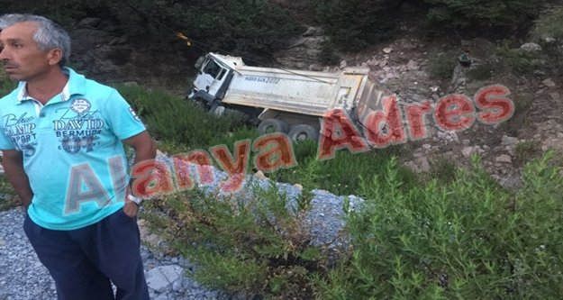 Alanya'da yol yapan kamyon uçuruma düştü