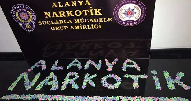Alanya'daki şüpheli araçtan binlerce hap çıktı