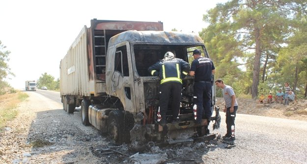 Alev alan tırdan son anda kendini dışarı attı