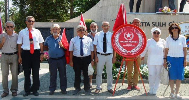 Atatürk'e çelenk sundular