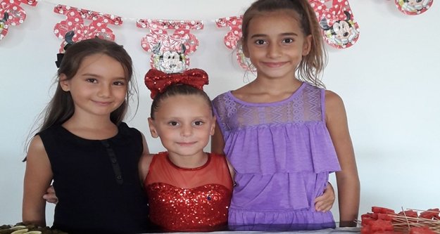 Ayşe Naz yeni yaşına arkadaşlarıyla birlikte girdi