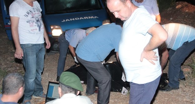 Badem ağacı altında cesedi bulundu