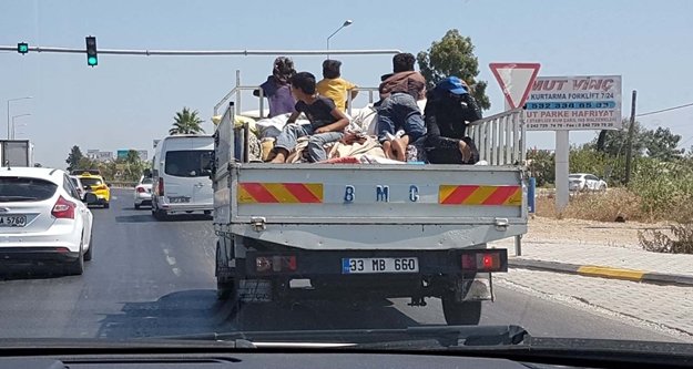 Çocukların kamyonet üzerinde tehlikeli yolculuğu